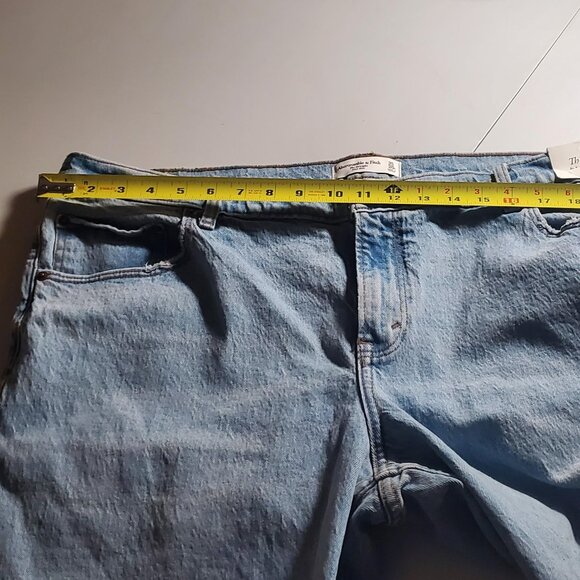Abercrombie & Fitch The Straight Mid Rise Light Wash Jeans NWT Size 35/20R - Picture 7 of 16